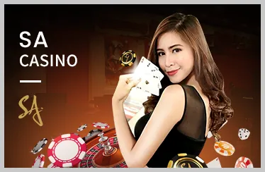 Bàn chơi Poker với các quân bài và chip cược
